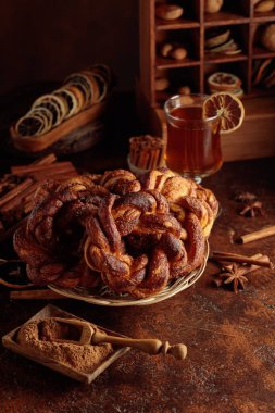 Tarçın ve şekerli ev yapımı krakerler; İsveç, Norveç, Danimarka ve Estonya 'da popüler geleneksel İskandinav pastası.