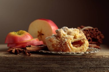 Elmalı, tarçınlı viyana turtası ve eski ahşap masada anason. Boşluğu kopyala.