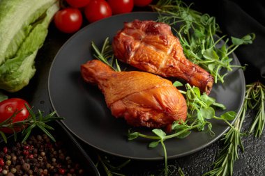 Sebzeli tavuk budu ve siyah mutfak masasında taze sebzeler..