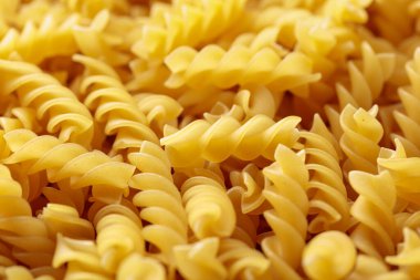 Fusilli doppia rigatura makarna arka planı. Seçici odak.