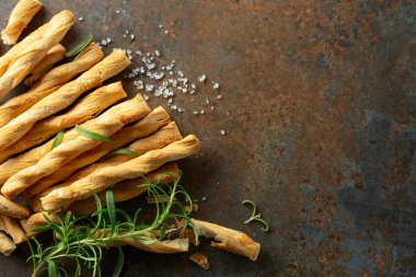 Deniz tuzu ve biberiyeli ev yapımı Grissini ekmeği. Üst görünüm.