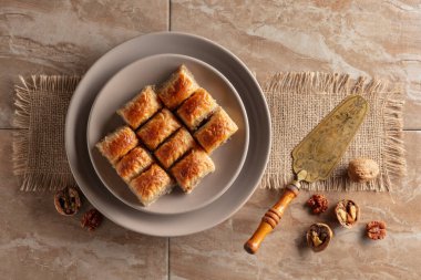 Bej bir tabakta cevizli baklava. Üst görünüm.
