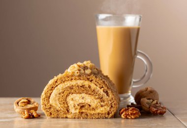 Ceviz ve tereyağlı krema: Geleneksel bir Doğu hamur işi. Cevizli tatlı ve bej arka planda kahve. Kahverengi şeker, ceviz ve kremalı kek. Boşluğu kopyala.