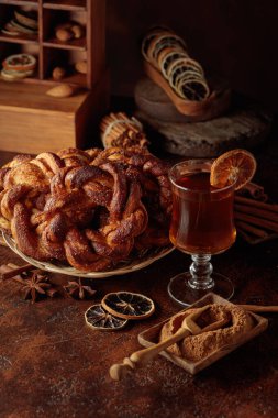 Tarçın ve şekerli ev yapımı krakerler; İsveç, Norveç, Danimarka ve Estonya 'da popüler geleneksel İskandinav pastası.