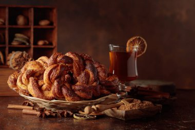 Tarçın ve şekerli ev yapımı krakerler; İsveç, Norveç, Danimarka ve Estonya 'da popüler geleneksel İskandinav pastası.