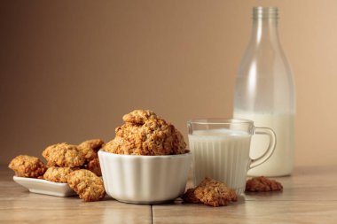 Yulaf ezmeli kurabiye ve süt mutfak masasında. Kopyalama alanı olan bej arkaplan.