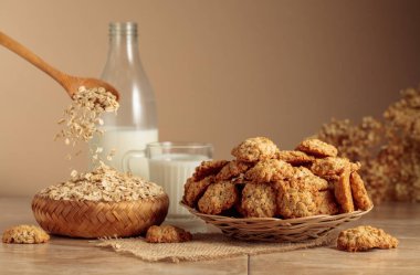 Yulaf ezmeli kurabiye ve süt mutfak masasında. Kopyalama alanı olan bej arkaplan.