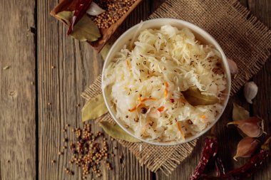 Eski ahşap bir masada baharatlı geleneksel Alman lahana turşusu. Üst görünüm.