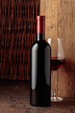 Eski bir arka planda bir şişe kırmızı şarap. Metniniz için zengin, tam gövdeli dokusu olan alanı kopyalayın.