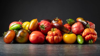 siyah bir arka plan domates çeşitleri.