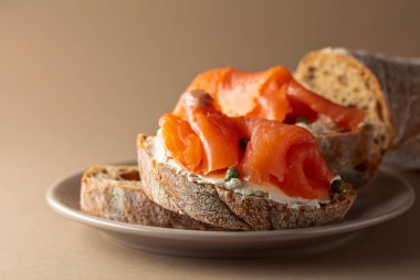 Açık sandviç, füme alabalık fileto, krem peynir ve bej kapari. Boşluğu kopyala.