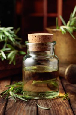 Eski ahşap bir masaya biberiye yağı ya da aşılama. Aromaterapi, spa ve bitkisel ilaç malzemeleri.. 