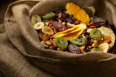 Çuval bezinde kurutulmuş tropik meyve, fındık ve kuru üzüm..