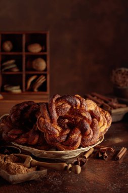 Tarçın ve şekerli ev yapımı krakerler; İsveç, Norveç, Danimarka ve Estonya 'da popüler geleneksel İskandinav pastası.