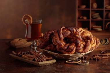 Tarçın ve şekerli ev yapımı krakerler; İsveç, Norveç, Danimarka ve Estonya 'da popüler geleneksel İskandinav pastası.