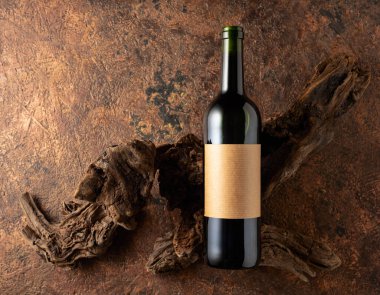 Bir şişe kırmızı şarap ve eskimiş eskimiş eskimiş eskimiş şaraplar. Boşluğu kopyala.