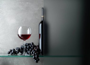 Bir şişe şarap ve bir demet üzümlü. Durgun yaşam kısmen buzlu cam bir kapakla kaplıdır. Boşluğu kopyala.