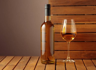 Ahşap arka planda bir şişe beyaz şarap. Boşluğu kopyala.