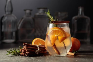 Buzda buzlu, biberiyeli, tarçınlı ve portakallı maden suyu.. 