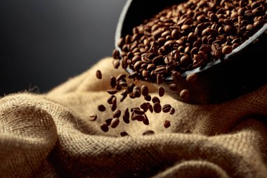 Taze kavrulmuş kahve çekirdekleri bir torbaya doldurulur. Boşluğu kopyala.