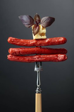 Peynirli ve fesleğenli ızgara sosis..