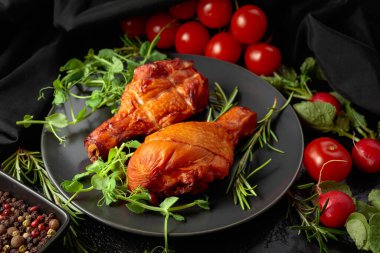 Sebzeli tavuk budu ve siyah mutfak masasında taze sebzeler..