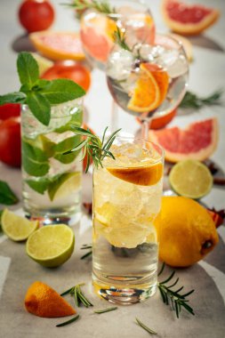 Beyaz mermer bir masada turunçgil ile yaz kokteyllerini tazeliyorum. Buzlu, biberiyeli ve naneli. Önplana odaklan.