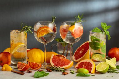 Beyaz mermer bir masada malzemelerle yaz içeceklerini tazeliyorum. Limonlu çeşitli kokteyller..