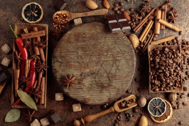 Kahve bazlı aromatik içecekler yapmak için çeşitli baharatlar ve baharatlar. Ürününüzü merkezdeki yuvarlak bir tahtaya koyun. Üst görünüm.