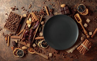 Kahve bazlı aromatik içecekler yapmak için çeşitli baharatlar ve baharatlar. Ürününüzü boş bir tabağa koyun. Üst görünüm.