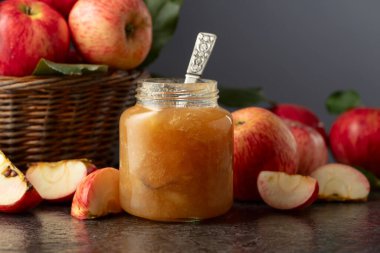 Elma reçeli ve siyah taş bir masada kırmızı taze elmalar. Boşluğu kopyala.