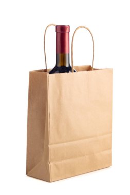 Beyaz arka planda izole edilmiş kağıt torbada bir şişe kırmızı şarap. Logonuzu ya da metninizi bir kese kağıdına yerleştirin.