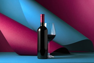 Şişe ve bir bardak kırmızı şarap. Metnin için boşluk kopyala.