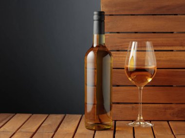 Ahşap arka planda bir şişe beyaz şarap. Boşluğu kopyala.