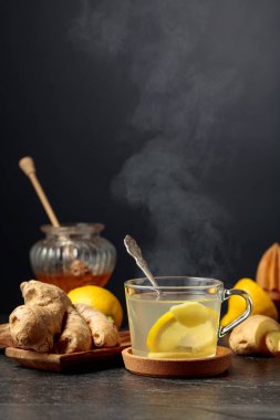 Siyah arka planda limonlu ve ballı zencefil çayı. Boşluğu kopyala.