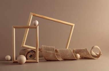 Ahşap çerçeveler ve bej arka planda çuval bezi kurdelesi. Doğal organik ürün, marka kimliği ve ambalaj için arka plan. Boşluğu kopyala.