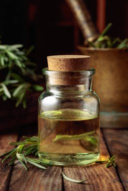 Eski ahşap bir masaya biberiye yağı ya da aşılama. Aromaterapi, spa ve bitkisel ilaç malzemeleri.. 