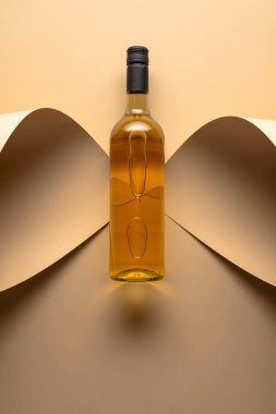 Bej arka planda bir şişe beyaz şarap. Üst Manzara. Boşluğu kopyala.