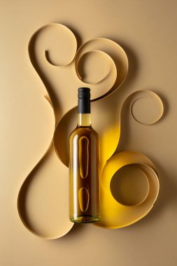 Bej arka planda bir şişe beyaz şarap. Üst Manzara. Boşluğu kopyala.