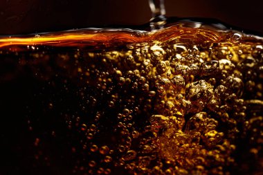  Makro buzlu içecek ve hareket halindeki kabarcıklar. Boşluğu kopyala.