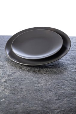 Fotokopi alanı olan siyah bir arka planda boş yuvarlak siyah plakalar. Beyaz arkaplanda izole.