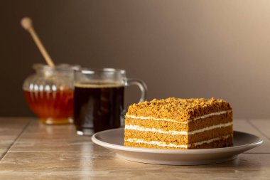 Geleneksel ballı kek ve bej arka planda sade kahve. Boşluğu kopyala.