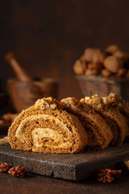 Ceviz ve tereyağlı krema: Geleneksel bir Doğu hamur işi. Kahverengi arka planda cevizli tatlı. Kahverengi şeker, ceviz ve kremalı kek..