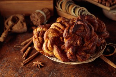 Tarçın ve şekerli ev yapımı krakerler; İsveç, Norveç, Danimarka ve Estonya 'da popüler geleneksel İskandinav pastası.
