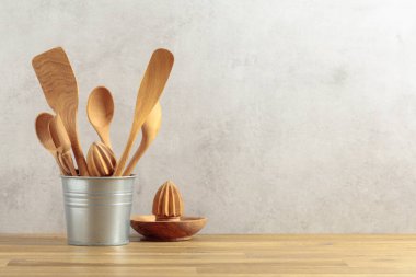 Mutfak masasındaki küçük kovada ahşap mutfak aletleri. Boşluğu kopyala.