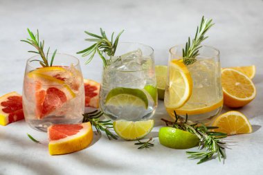 Yaz ferahlatıcı içecekler beyaz mermer bir masada buz, narenciye ve biberiye ile.