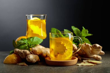 Limonlu ve naneli zencefilli çay..