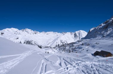 Kış dağ kayak merkezinin yamaçları, Fransız Alpleri.
