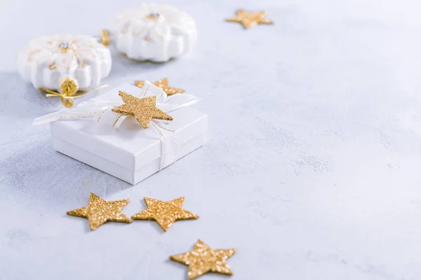 Weihnachtsgeschenk Mit Schmuck Weiß Frohe Weihnachten Und Frohe Feiertage Grußkarte — Stockfoto