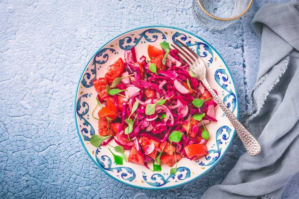 Wintersalade Gepekelde Rode Kool Salade Met Radijs Tomaten Winterpostelein Vegetarische — Stockfoto